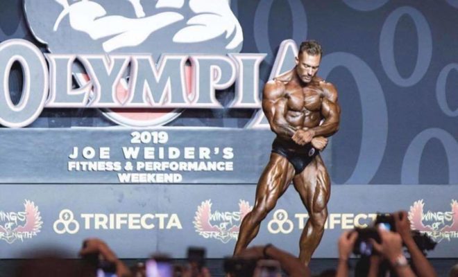 chris bumstead sul palco del mister olympia 2019